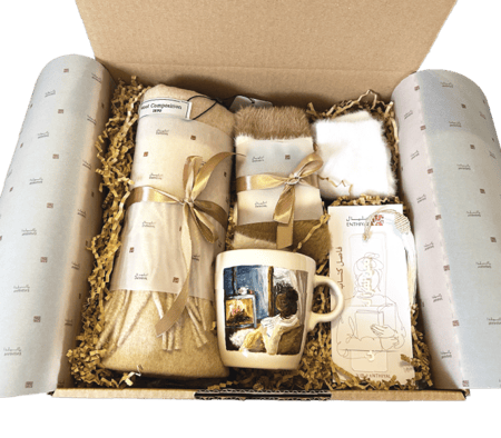 بوكس شتوي - كوب فتاة تقرأ أمام مدفأة