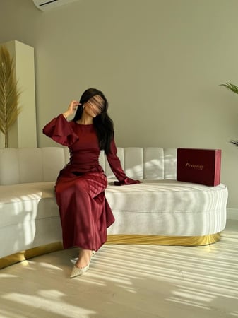 فستان عنابي ناعم بربطات من الخصر