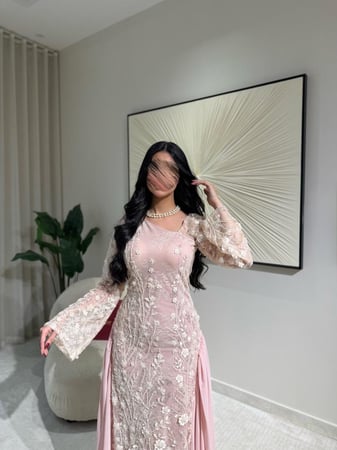 فستان لمسة دانتيل وردية