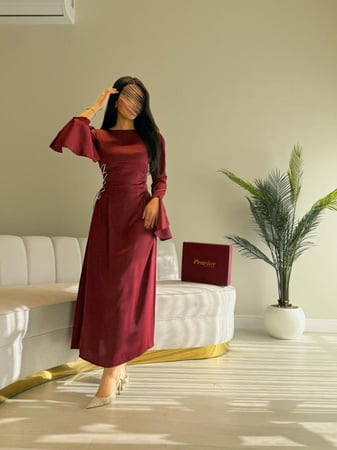 فستان عنابي ناعم بربطات من الخصر