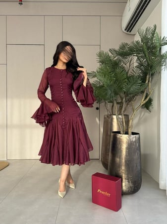 فستان اورجينزا مارون بأكمام كشكش