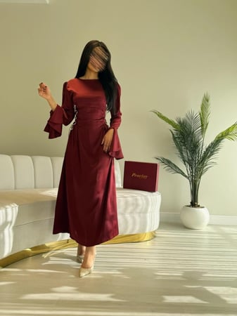 فستان عنابي ناعم بربطات من الخصر