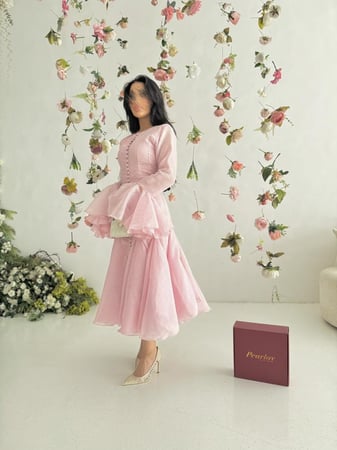 فستان اورجينزا وردي بأكمام كشكش