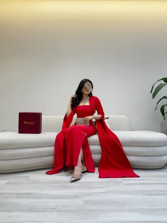 فستان احمر باكمام منفصه وطويله