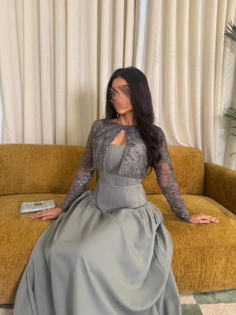 فستان كورسيه رمادي مخضر مع جاكيت ترتر