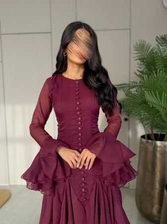 فستان اورجينزا مارون بأكمام كشكش