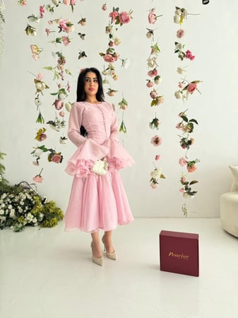 فستان اورجينزا وردي بأكمام كشكش
