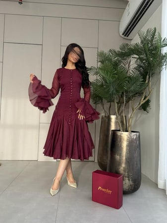 فستان اورجينزا مارون بأكمام كشكش