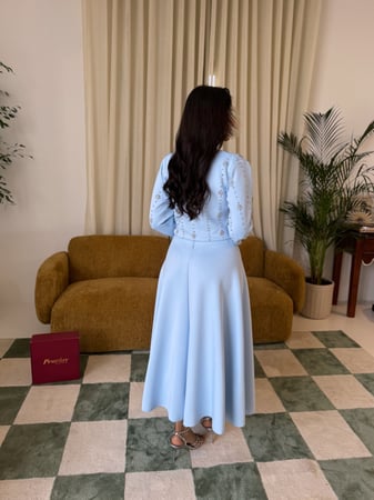 فستان أزرق سماوي مع جاكيت مطرّز