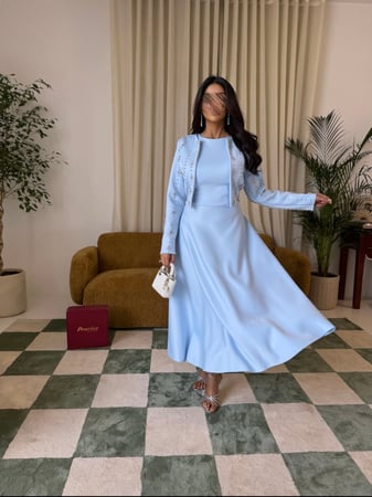 فستان أزرق سماوي مع جاكيت مطرّز
