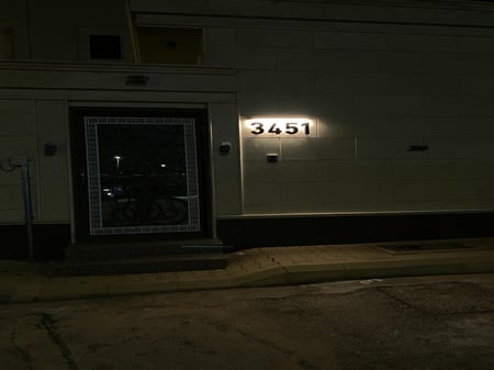 لوحة منزل مع اضاءة