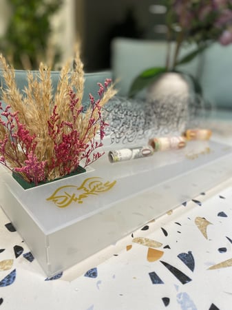 توزيعة النقود بأحرف عربية متداخلة