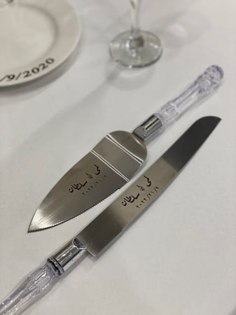 قطاعة كيك مع حامل كيك