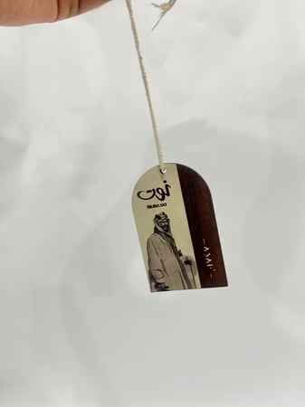 تعليقة سيارة من الخشب مفحور بشعار يوم التأسيس