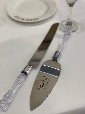 قطاعة كيك مع حامل كيك