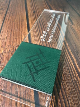 استاند مكتبي من الكليريك والجلد الفاخر زيتي