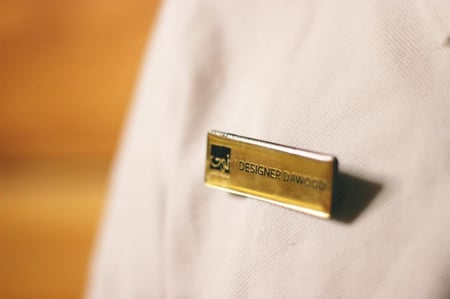 بروش بشعاركم او اسمائكم مطلي بمادة ورنيش 6 حبات