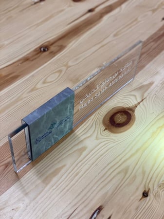 استاند مكتبي من الكليريك والجلد الفاخر رمادي