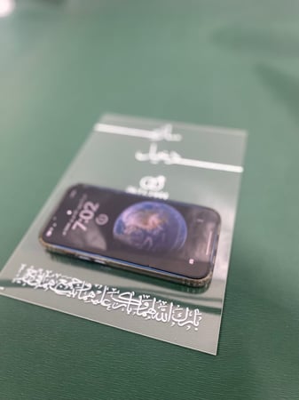 ستاند مِلكة يكتب اسم العروسين