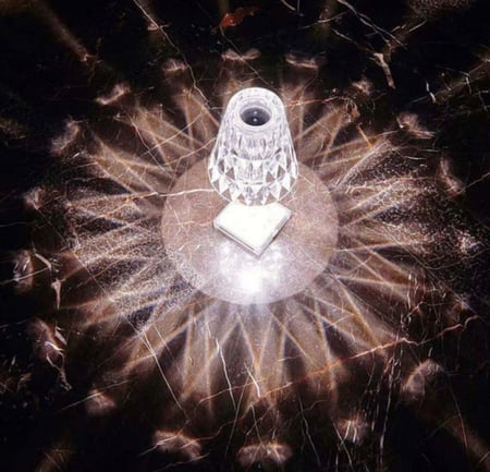 مصباح طاولة من الأكريليك قابل لإعادة الشحن  بتصميم ماسي ا