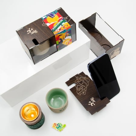 باكيج اليوم الوطني  مكون من كوب و مبخرة و بروش و استاند جوال