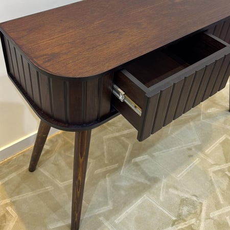 طاولة بتصميم كلاسيك