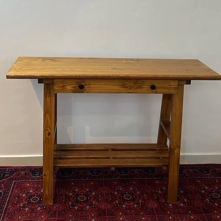 طاولة قهوة بدرج مع رف