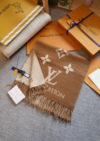 LV scarf