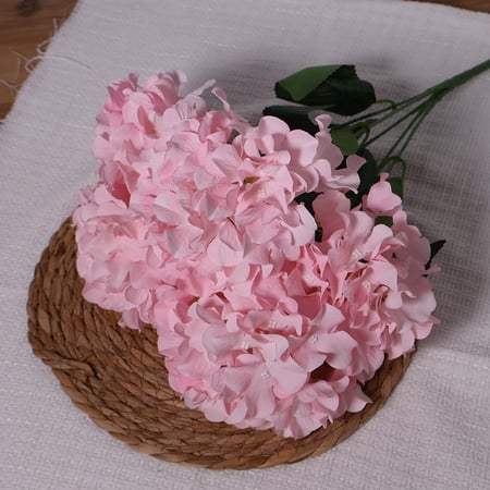 ورد الهيدرنجا وردي فاتح