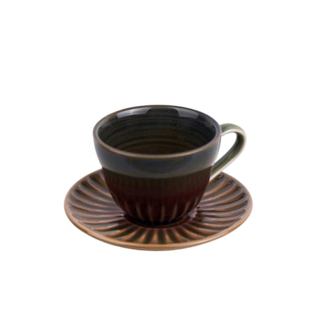 كوب قهوة احمر مع صحن