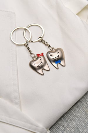 ميدالية مفاتيح شكل سن