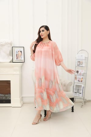 فستان واسع ميدي مطبوع مزين بإكسسوار بالعنق