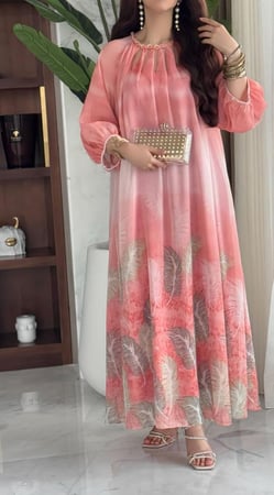 فستان واسع ميدي مطبوع مزين بإكسسوار بالعنق