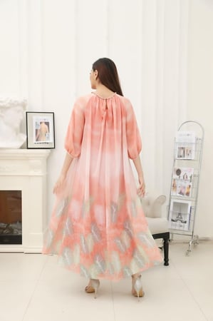 فستان واسع ميدي مطبوع مزين بإكسسوار بالعنق