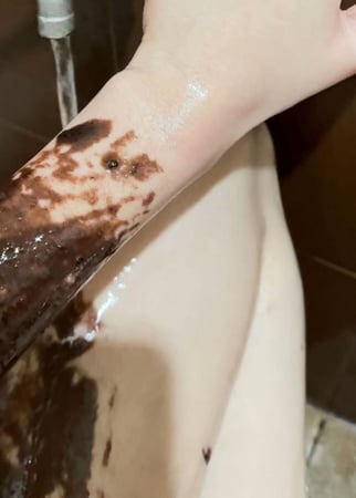 مقشر اونثيرا العشبي العلاجي بحمض الجليكوليك لتفتيح وتقشير الجسم والخلايا الميتة Antheara AHA 2% & Herbal Body Scrub