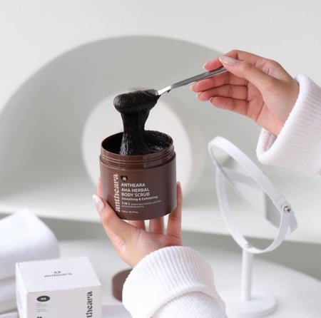 مقشر اونثيرا العشبي العلاجي بحمض الجليكوليك لتفتيح وتقشير الجسم والخلايا الميتة Antheara AHA 2% & Herbal Body Scrub