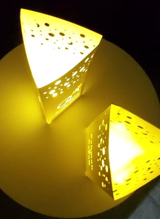 كرت طاوله مثلث مضيئ بثيم ملكة من الورق المقوى 10 حبات