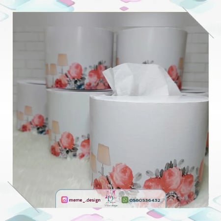 مناديل اصطوانية الشكل بثيم ملكة