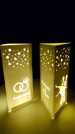 كرت طاوله مثلث مضيئ بثيم ملكة من الورق المقوى 10 حبات