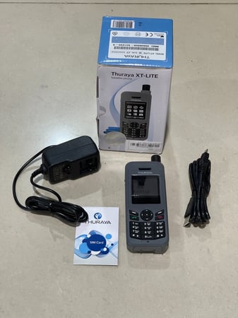 جهاز الثريا للاتصال عبر الأقمار مع شريحة اتصال