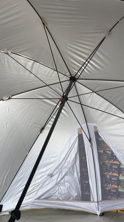 مظلة رحلات شمسية مع أجنحة جانبية قابلة للصفط قطرها ٢٢٠ سم وارتفاعها ٢٢٠ سم وتصفط بجراب ١٤٠ سم وتستخدم كرواق