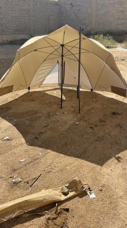 مظلة رحلات شمسية مع أجنحة جانبية قابلة للصفط قطرها ٢٢٠ سم وارتفاعها ٢٢٠ سم وتصفط بجراب ١٤٠ سم وتستخدم كرواق