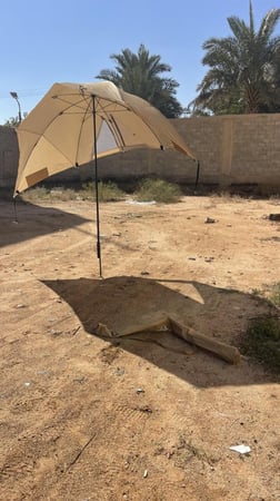 مظلة رحلات شمسية مع أجنحة جانبية قابلة للصفط قطرها ٢٢٠ سم وارتفاعها ٢٢٠ سم وتصفط بجراب ١٤٠ سم وتستخدم كرواق