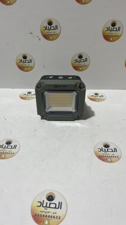 استاند لمبة بقاعدة لتركيب الإضاءة ثلاثية الأرجل قابلة للصفط ارتفاعه ١٦٠ سم وبعد الصفط ٥٧ سم