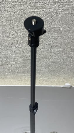 استاند لمبة بقاعدة لتركيب الإضاءة ثلاثية الأرجل قابلة للصفط ارتفاعه ١٦٠ سم وبعد الصفط ٥٧ سم