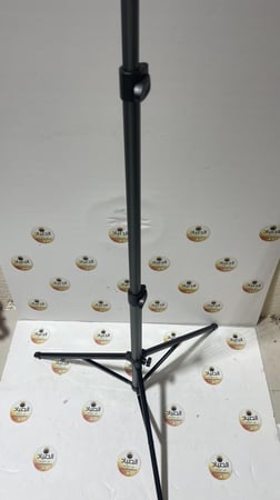 استاند لمبة بقاعدة لتركيب الإضاءة ثلاثية الأرجل قابلة للصفط ارتفاعه ١٦٠ سم وبعد الصفط ٥٧ سم