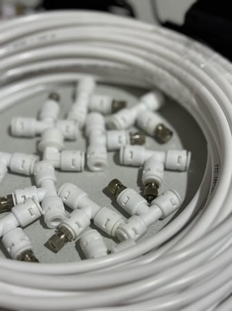 بكج جهاز رذاذ صناعة فتنامي 24 فولت مكون من ( مضخه و محول 24 فولت و 10 حبات نزل رذاذ و 20 متر لي ابيض او اسود و سدة )