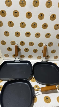 مقلاة بطبقة غير لاصقة مع مقبض خشب قابل للطي