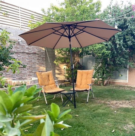 مظلة شمسية وتتميز بالميلان ارتفاعها مترين وقطرها 270 سم مزودة بشنطة