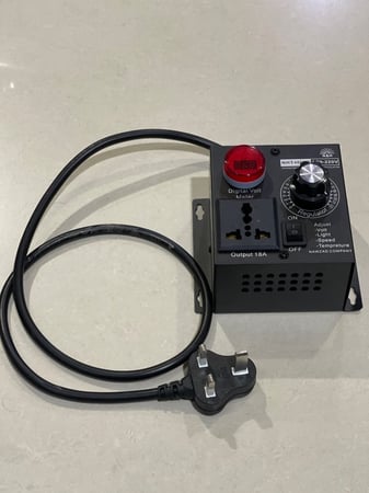 دايمر ومنظم الجهد الكهربائي 220 فولت ويتحمل إلى 4000 واط مناسب لتخفيف قوة الكهرباء ومناسبة للغلاية